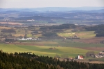 Kostel Zdouň. V pozadí Čejkovy.