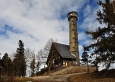 Svatobor (845 m n.m.) Svatobor je opředen mýtem starověkého obětiště. Býval to posvátný háj tvořený prastarými duby vzrostlými ve volném prostoru, ohrazený pečlivě vystavěným plotem, do něhož vedly dva vchody, byl místem kultovním i soudním. Prostor háje se považoval za léčivý. Nemocní tu zavěšovali jako oběť božstvu kousky látek nebo části oděvů na větve, popřípadě ukládali pod stromy mince. V každém háji musel být pramen nebo potok, rovněž s léčivou mocí, v němž se lidé koupali i v zimě. Prostor svatyně nesměl být poskvrněn krví nepřítele. Přímé doklady o slovanském kultu bohužel neexistují. Fakt, že ale zřejmě byl Svatobor osídlen již v dávné historii, dokládají nalezené stopy po primitivní polozahloubené chatě ze střední doby kamenné (10 000 – 8 000 let př. n. l.). Chata byla podle dostupných nálezů rekonstruována a její model je možno zhlédnout v sušickém muzeu. Roku 1881 bylo při výstavbě nové Scheinostovy sirkárny objeveno staré pohřebiště. Bohužel neproběhl žádný archeologický průzkum lokality a většinu cenného historického materiálu zmizelo. Nález, který se podařilo zachránit obsahoval i denár z doby Vratislava I. (1061–1092) a perly, které se v Čechách objevovali jen zřídka a jsou dokladem rozvinutých obchodních kontaktů. Jádro pohřebiště se nacházelo v místech továrního komínu a počet hrobů byl odhadnut na sto.(ze Sušické pavučiny)
