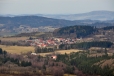 Vpravo vzadu Vidhošť, v popředí Hory Matky Boží (bez záruky).