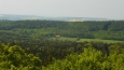 pohled z vrcholové plošiny na sever, hájovna Bušohrad, pole a lesy na obzoru jsou už za Berounkou ... 