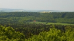pohled z vrcholové plošiny na sever, hájovna Bušohrad, pole a lesy na obzoru jsou už za Berounkou ... 