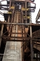 skipový výtah převážející k chřtánu vysoké pece návštěvníky prohlídkové trasy (původně výtah převážel suroviny potřebné k výrobě surového železa)