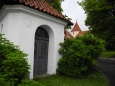 Kolem kapličky na návsi jdeme k Ostrému vrchu (613m).