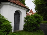 Kolem kapličky na návsi jdeme k Ostrému vrchu (613m).