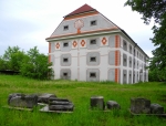 Jdeme opět kolem skanzenu a obdivujeme se hlavně krásně opravenému baroknímu špýcharu.