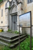 Dočteme se zde, že základní kámen kaple Nalezení Sv. Kříže byl položen 25. dubna 1856 hrabětem Václavem Linckerem z Lutzenwicku. Kaple je postavena v novogotickém stylu a byla dokončena a vysvěcena v roce 1863. Její půdorys má tvar kříže. Dříve se v kapli několikrát do roka sloužily mše svaté.
