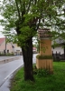Lnářský Málkov nám poslouží jako dačasný úkryt před sílícím deštěm. Využíváme k tomu autobusovou zastávku, kde se občerstvujeme. Další pokračování vysokou, mokrou travou již nemám morální sílu jakkoli dokumentovat.