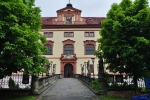 Stavbu ranně barokního Zámku Lnáře zahájil vedle původní tvrze Aleš Vratislav, hrabě z Mitrovic v roce 1666 a dokončil ji Tomáš Zacheus, syn hraběte Humprechta Jana Černína z Chudenic v roce 1685.