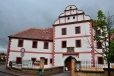 Ve Staré Tvrzi, prvně zmíněné roku 1465, je nově vybudovaná galerie a infocentrum s expozicemi lidových řemesel a stálou expozicí známého skláře a umělce Bohumila Eliáše. 