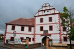 Ve Staré Tvrzi, prvně zmíněné roku 1465, je nově vybudovaná galerie a infocentrum s expozicemi lidových řemesel a stálou expozicí známého skláře a umělce Bohumila Eliáše. 