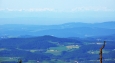 Modravé dálky skrývají vzdálené vrcholky Alp. Bohužel ani po ránu viditelnost není nejlepší. Při minulém vandru na Plechý to bylo jiné a focení hřebenů Alp jsem si užíval ráno i večer.