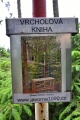 Vrcholová kniha je skryta mezi několika mladými smrčky na triangulační tyči.