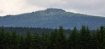 Pancíř ( 1 214 m n. m.) se svojí horskou chatou a rozhlednou.