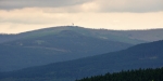 Vzdálený vrchol Poledníku (1 315 m n. m.) s rozhlednou.