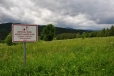 Cedule jsou zde spíš jako aliby, kdyby náhodou...Jdeme zkratkou, neznačenou cestou k řece, krásnou krajinou.