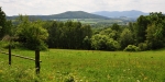 Nad Folmavou dohlédneme přes louky k Diebergu (639 m n. m.) a masívu Hohen Bogen s nejvyšším vrcholem Schwarzriegel (1 079 m n. m.), kde jsou dvě radarové věže.