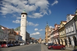 Domažlickému náměstí, které bylo původně městským tržištěm, vévodí 56 m vysoká věž kruhového půdorysu, patřící k vedlejšímu arciděkanskému kostelu. 