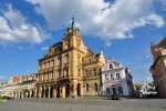 Uprostřed náměstí, přímo proti kostelu stávala renesanční radnice, později poznamenaná pozdním barokem, s pěkným gotickým portálem, která se po přestavbách v důsledku ničivých požárů dochovala do r. 1891. Pak byla zbořena, aby uvolnila místo dnešní moderní novorenesanční budově s věžičkou, dostavěné roku 1893.