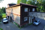 Stará rozhledna byla dřevěné trámové konstrukce s pěti patry - poslední vyhlídkové patro 21 m vysoké věže bylo rozšířené. V průběhu stavby KČT rozhodl také o postavení turistické chaty, kterou stejně jako rozhlednu zhotovil stavitel Hrubý. Chata byla po čase rozšířena. Roku 1948 pak došlo k opláštění rozhledny a zastřešení vyhlídkového patra. V letech 1982 - 87 chatu převzaly SHD Sokolov a upravily ji na rekreační středisko. Přitom byla sundána chátrající dřevěná věž. Zanedlouho se však začala budovat rozhledna nová, která měla sloužit i jako vysílač. V roce 1992 byla postavena ocelová konstrukce vysoká 50 m s trojúhelníkovou vyhlídkovou kabinou ve výšce 29 m. Konstrukci tvoří plechem opláštěný tubus, ve kterém je umístěno točité schodiště. Vyhlídkovou plošinu nese ještě trubková příhradová konstrukce. Stavba i se zázemím byla otevřena 15. srpna 1992. (www.rozhledny.cz)