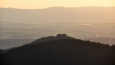 Směrem na západ vystupuje Rýzmberk (665 m n. m.) nad vyšším Škarmanem (689 m n. m.). V pozadí vrcholy Českého lesa, vlevo Škarmanka, uprostřed Starý Herštejn.