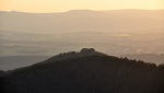 Směrem na západ vystupuje Rýzmberk (665 m n. m.) nad vyšším Škarmanem (689 m n. m.). V pozadí vrcholy Českého lesa, vlevo Škarmanka, uprostřed Starý Herštejn.