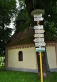 Kaple u rozcestníku. Červená TZ nás povede vzhůru k hradišti Příkopy.