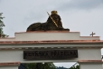 Popis je málo čitelný a tak vězte, že stojíme před branou Kdyňské přádelny, založené roku 1769.