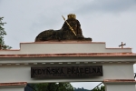 Popis je málo čitelný a tak vězte, že stojíme před branou Kdyňské přádelny, založené roku 1769.