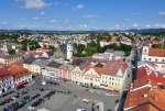 Náměstí je hluboko pod námi.