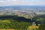 Dolní stanice lanovky se nachází v Liberci - Horním Hanychově nedaleko konečné stanice tramvaje MHD.