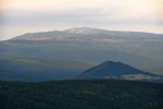 Bukovec více přitažený. Vysoko nad ním jsou vidět krkonošské Sněžné jámy a Vysoké Kolo (1 509 m n. m.).