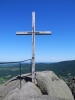 Opuštěný kříž ještě trochu navlhlý mým potem. Frýdlantské cimbuří