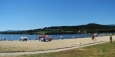 Hned vedle přívozu je pláž. Docela nás láká, ale my se jdeme potit jinam.