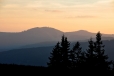 Grosser Arber (1 456 m n. m.) je nejvyšší horou Šumavy. V pozadí Kleiner Arber (1 384 m n. m.). Český název Javor.