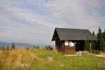Turistický přístřešek je na místě vyhořelé chaty. Dnes je okolí odleněné a s omezenými výhledy.