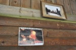Památkou na požár je několik fotek uvnitř chatky.