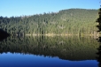 Ranní opuštěné Čertovo jezero. Za hodinu už polezeme hřebínkem za jeho vzdáleným břehem.