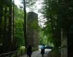 Bývalý viadukt či akvadukt za hradem v sedýlku, kterým vede silnice k zámku.