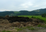 Krajina za Rožmberkem, Vltava bude někde dole v údolí. Hromada hnoje jako bonus, aby fotka nebylo nudná :-)