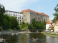 Pohled na krumlovský zámek od Vltavy, v této době samozřejmě plné vodáků