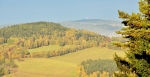 Ostrý (733 m n. m.) a v pozadí Poluška (919 m n. m.).