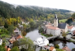 Pohled z okna rekreačního zařízení České pošty je impozantní a nezapomenutelný. Díky němu vám tolik nebude vadit strohou levného ubytování. Tady je nutno dodat, že A+R měli pokoj jen o něco dražší a královský. Většina z kapacity 100 míst je ale v pokojích po bývalém intru spojařské školy.