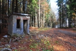 Strážní domek již dlouho svému účelu neslouží. Zdola se k nám připojuje žlutá TZ z Tisovky a Ktiše. Kousek jdeme po ní k Markovu, než se znovu trhneme.