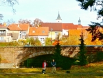 Pohled z parku na most a Sezimovo Ústí