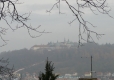 Svatá Hora z protějšího svahu (ulice stoupající ke kostelu sv. Prokopa). Dole je vidět kryté schodiště.