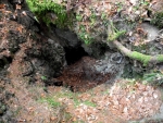 Pohled dolů nás od jakéhokoliv pokusu slézat bez lana a jištění odrazuje. Otvor v mříži je nad hlubokou kolmou stěnou.