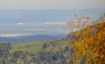 V dáli Hluboká.