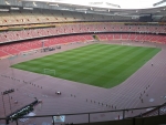 Olympijský stadion. Po pěti letech od olympiády už čáry i povrch dráhy trochu vybledly.