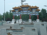 V olympijském areálu je i typická čínská brána.