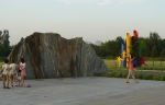 Skalka a barevný monument k olympiádě.